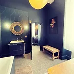 La Maison Aux Murs Anciens Et Ses *