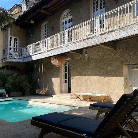 La Maison Aux Murs Anciens Et Ses טרבה