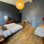 La Maison Aux Murs Anciens Et Ses Privatunterkunft *