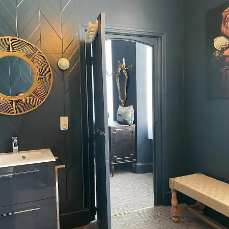 La Maison Aux Murs Anciens Et Ses Tarbes