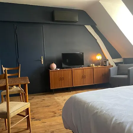 La Maison Aux Murs Anciens Et Ses Tarbes