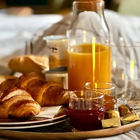 La Maison Aux Murs Anciens Et Ses Tarbes