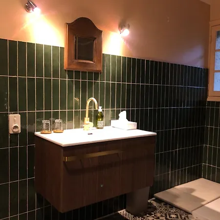 La Maison Aux Murs Anciens Et Ses Habitación en casa particular