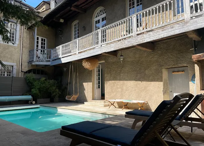 La Maison Aux Murs Anciens Et Ses Тарб